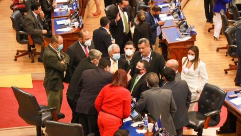 Diputados de ARENA y FMLN se van siendo la legislatura más criticada