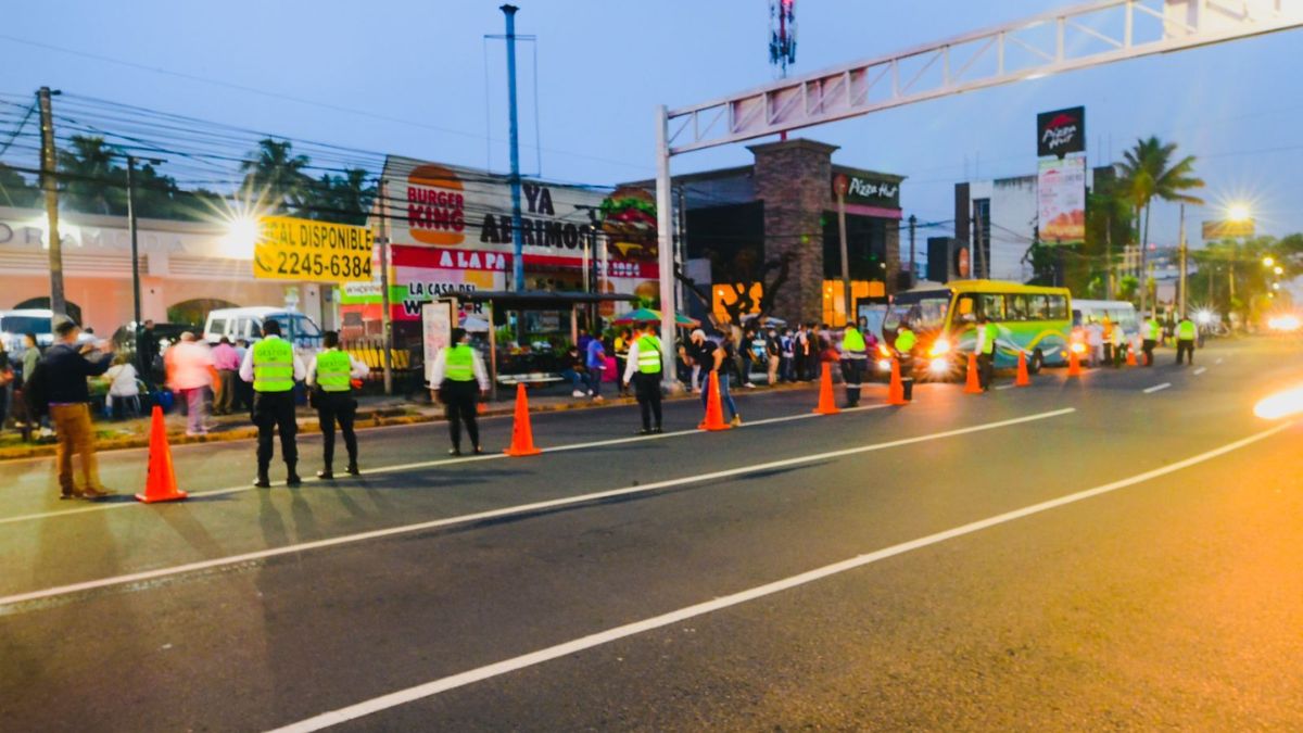 Vmt Y Pnc Realizan Control Vehicular En Alameda Roosevelt Para