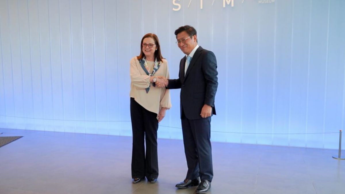 Canciller Alexandra Hill se reúne con presidente de Samsung en Corea