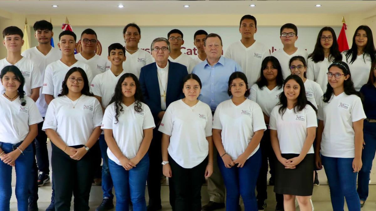 La Embajada de Estados Unidos entrega becas a jóvenes