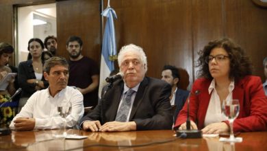 El ministro de Salud, Ginés González García, junto a Carla Vizzotti, secretaria de acceso a la salud, y Fernán Quirós, ministro de salud de la ciudad