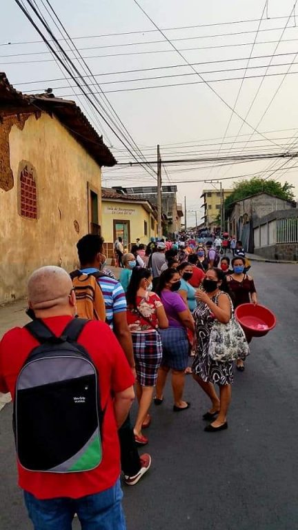 Alcaldía de Zacatecoluca implementa un mecanismo desordenado de control, provocando aglomeraciones