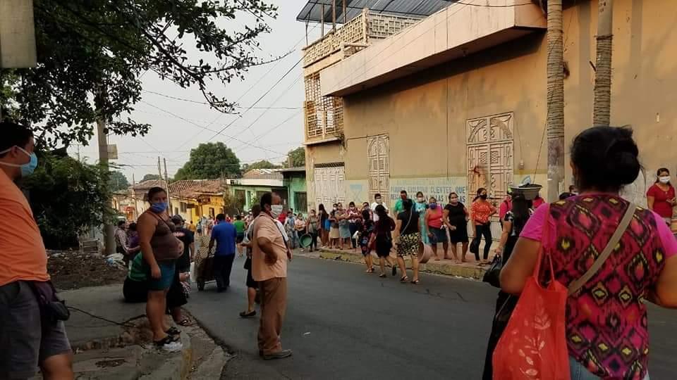 Alcaldía de Zacatecoluca implementa un mecanismo desordenado de control, provocando aglomeraciones
