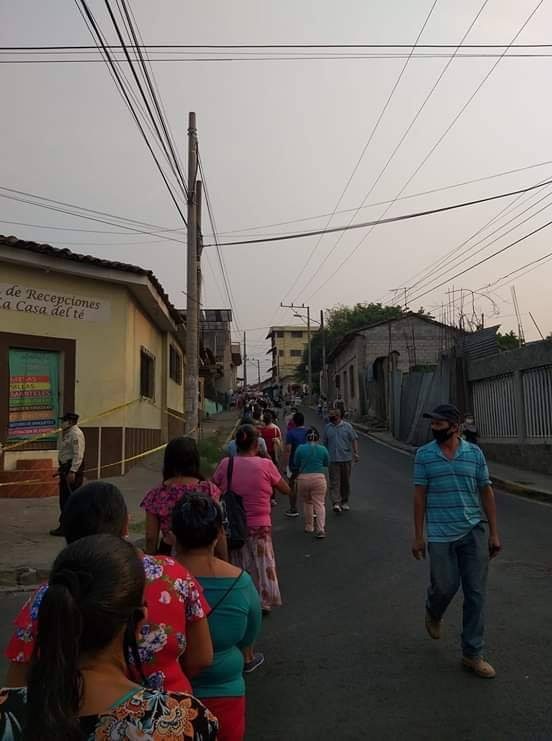 Alcaldía de Zacatecoluca implementa un mecanismo desordenado de control, provocando aglomeraciones