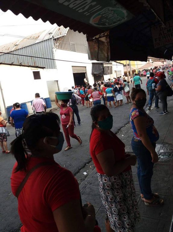 Alcaldía de Zacatecoluca implementa un mecanismo desordenado de control, provocando aglomeraciones