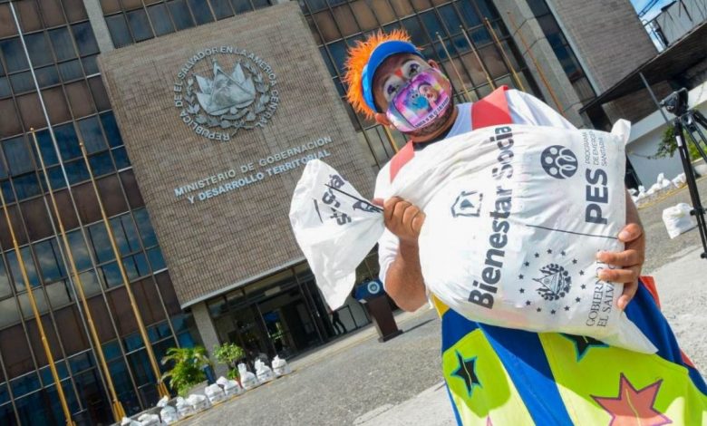 Gobierno entrega paquetes alimentarios a artistas