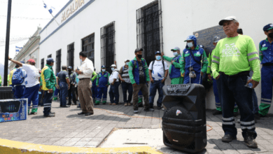 Empleados exigen pago a alcalde de Santa Tecla