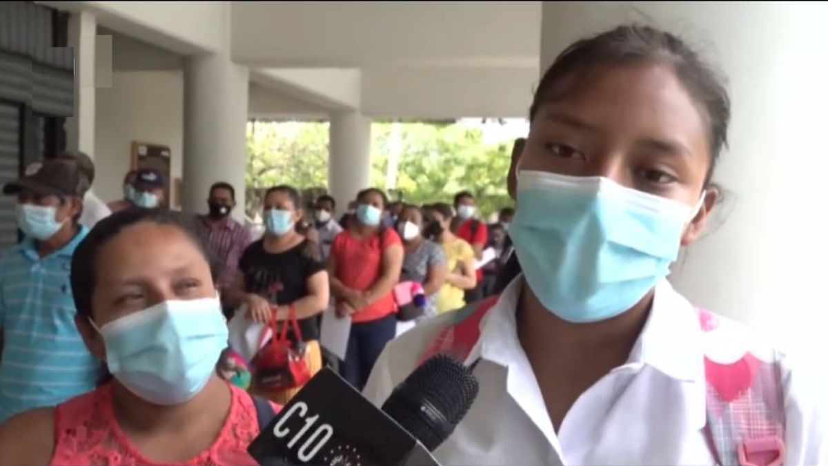 Entrega de computadoras en La Paz