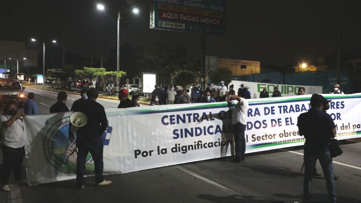 Sindicalistas cierran calles de SS