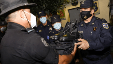 Entrega de uniformes a policías