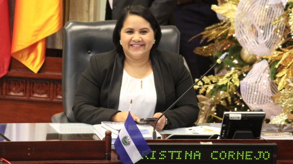 Cristina Cornejo sale del país