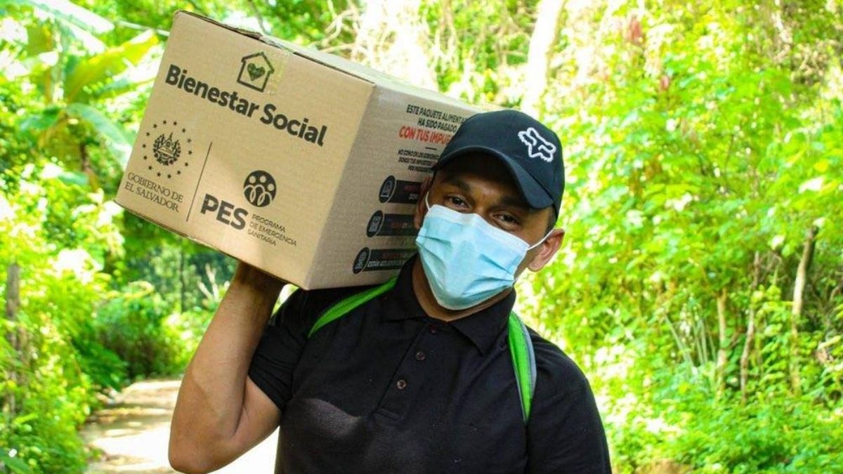 Entrega de paquetes alimentarios en cabañas