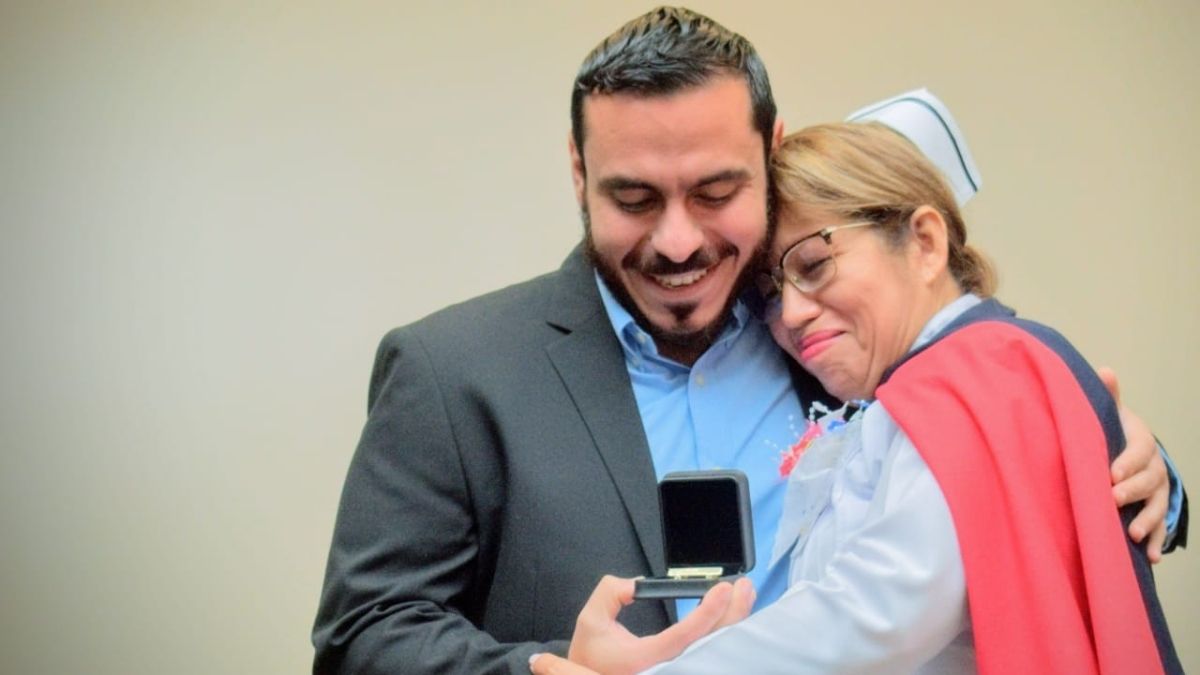 Francisco Alabí entrega reconocimiento a enfermeras