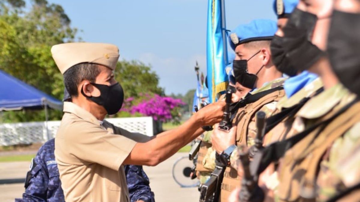 Gobierno condecora a miembros de la Fuerza Armada