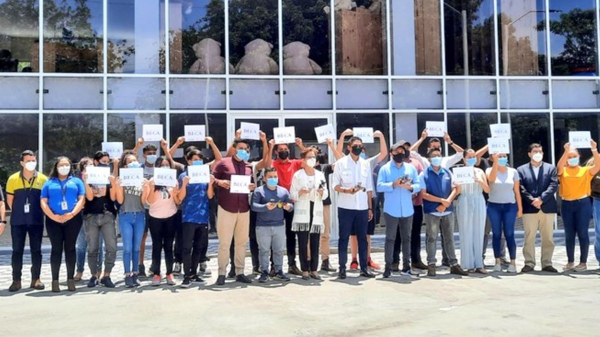 Injuve e Itca entregan becas a jovenes
