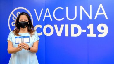 Ministra de salud es vacunada contra el covid19