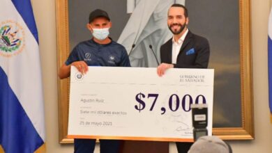 Pdte. Nayib Bukele entrega incentivo a seleccion de playa