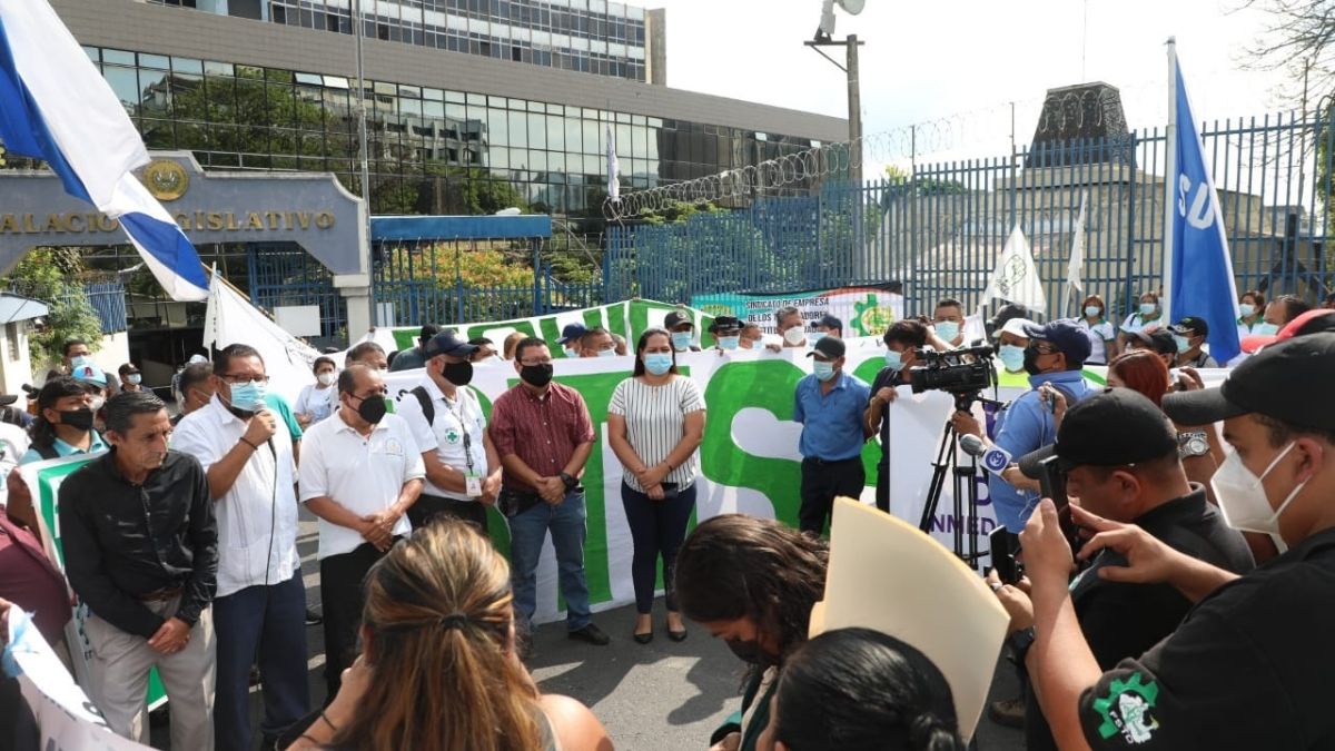 Sindicalistas protestan frente a Asamblea Legislativa