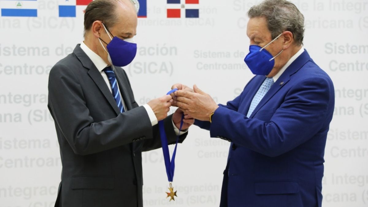 Embajador recibe conderacion por parte del SICA
