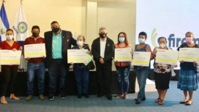 Entrega de subsidios a vendedores de Santa Ana