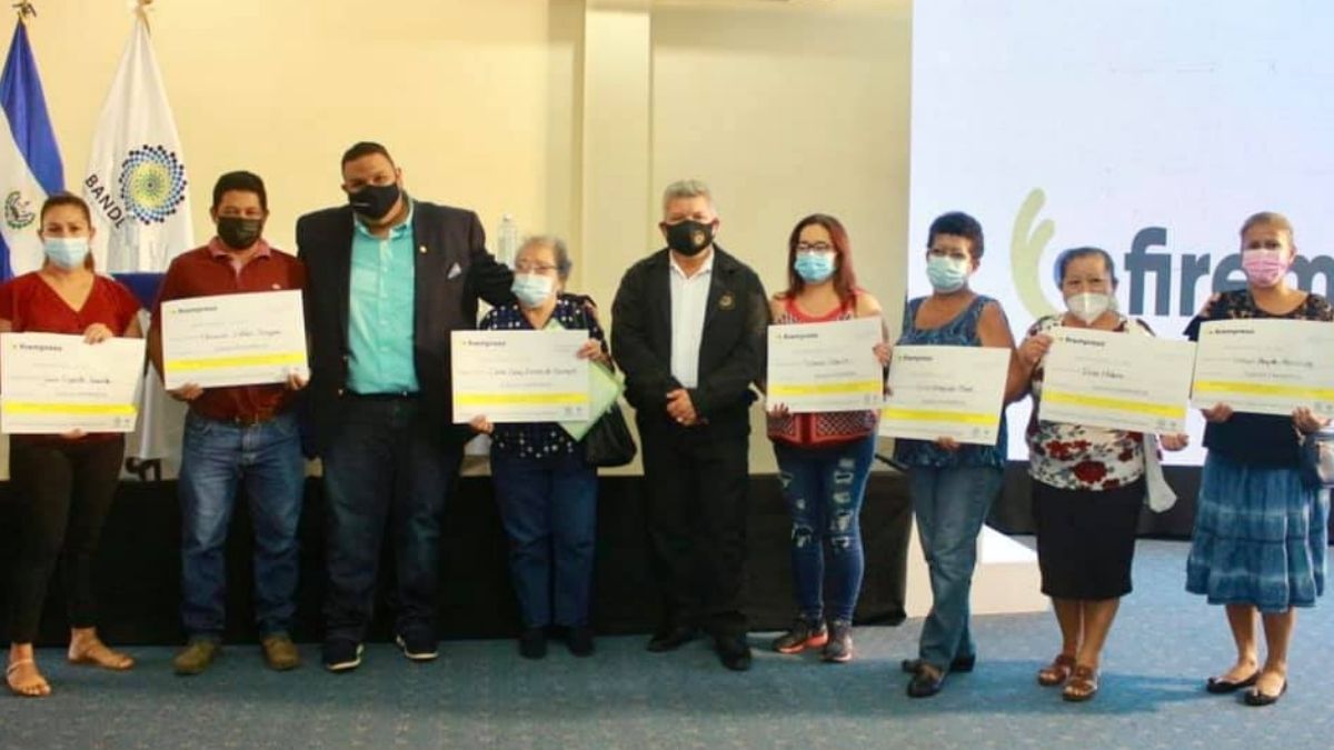 Entrega de subsidios a vendedores de Santa Ana