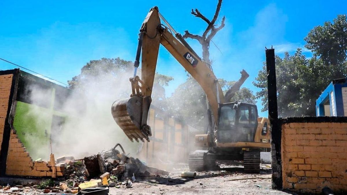 Gobierno destruye centros penales