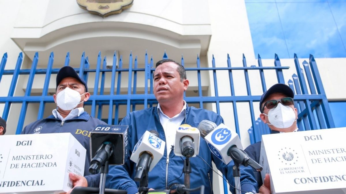 Ministerio de Hacienda presenta documentación a Fiscalía