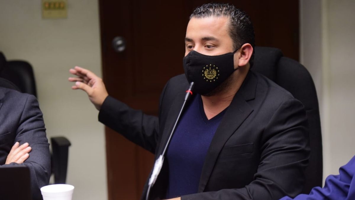 Ministro de Hacienda es recibido en la Comision de obras publicas