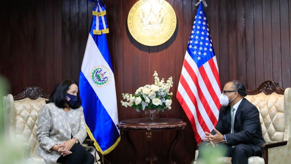 Presidente de la Asamblea y Encargada de Negocios se reunen