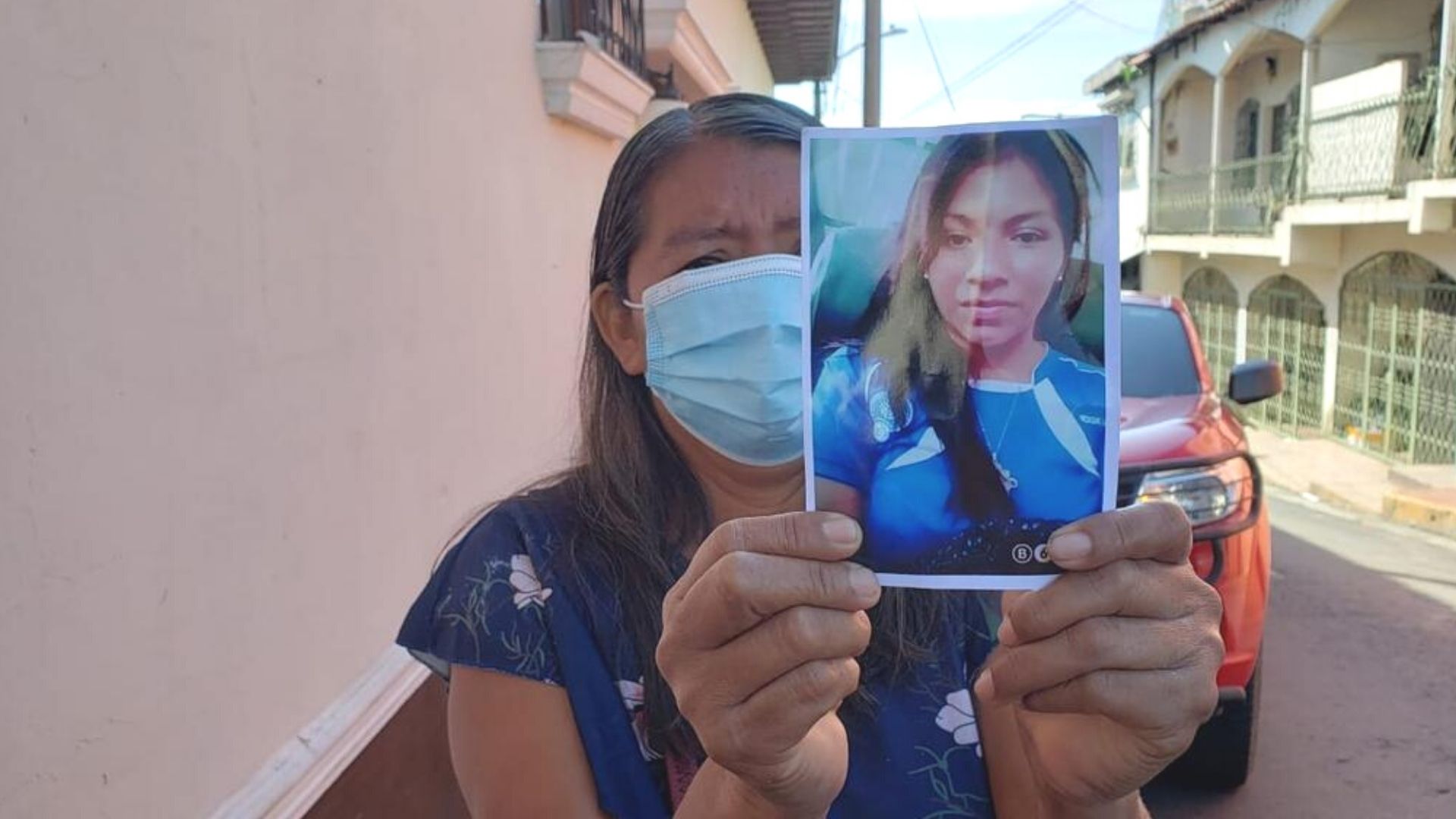 Fiscalía investigará la desaparición de la hija de la señora que llegó a las afueras del juzgado de Cojutepeque