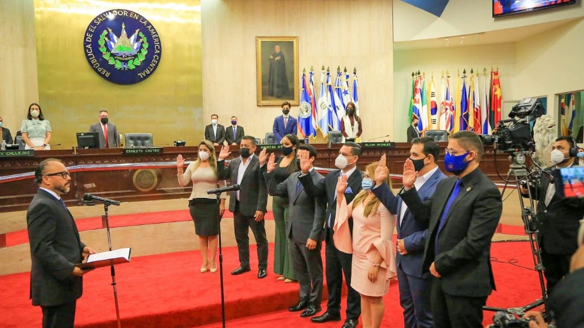 Diputados que investigarán los sobresueldos pagados por gobiernos anteriores fueron juramentados