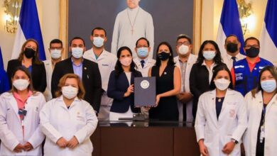 Primera Dama Gabriela de Bukele, entrego propuesta de Ley “Nacer con Cariño” a los diputados de la Asamblea