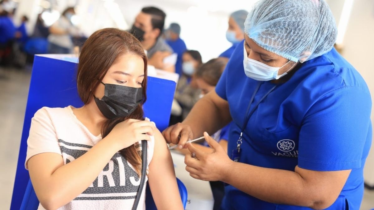 Juventud Salvadoreña aprueba proceso de vacunación contra COVID-19 en el país