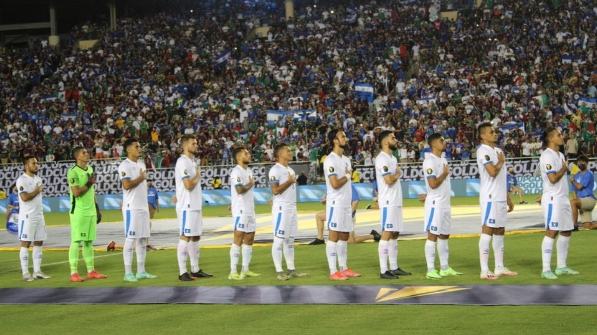 Sentimientos encontrados vivieron los Salvadoreños cuando sonó el himno nacional de El Salvador en Copa Oro