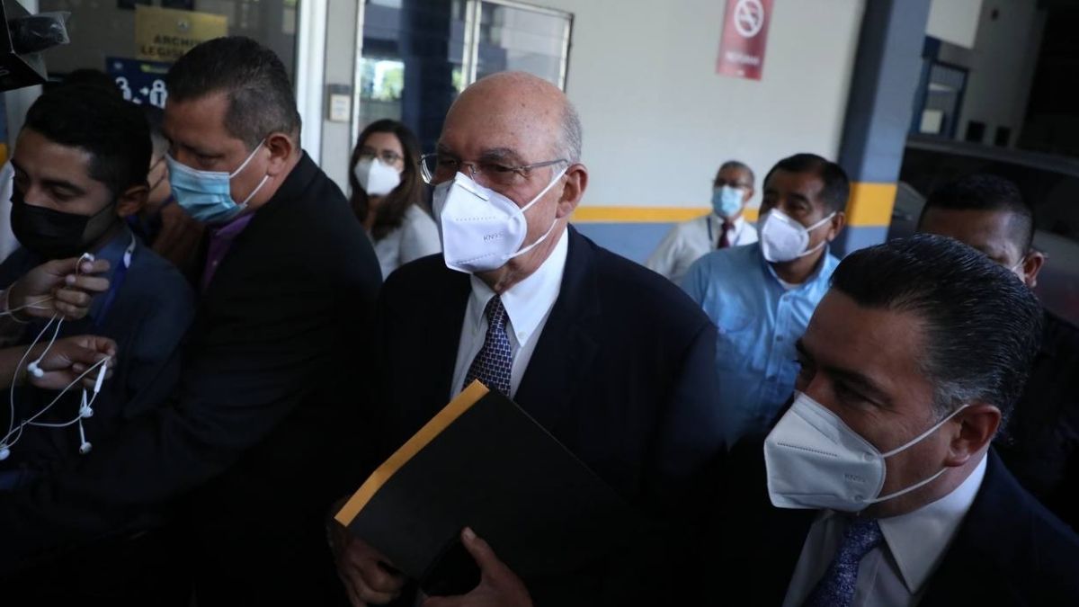 Ex presidente Alfredo Cristiani llega a la Asamblea Legislativa
