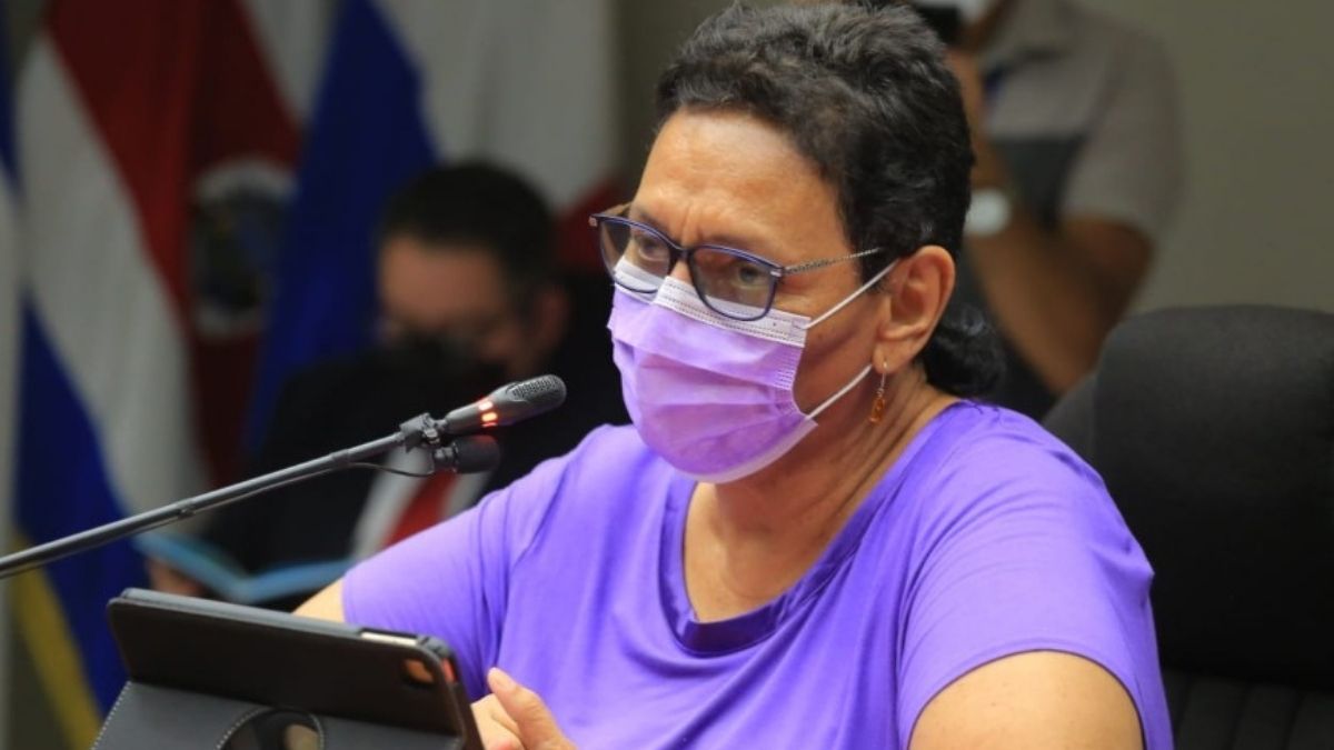 Lorena Peña ex diputada del FMLN sale en defensa del partido ARENA y los sobresueldos