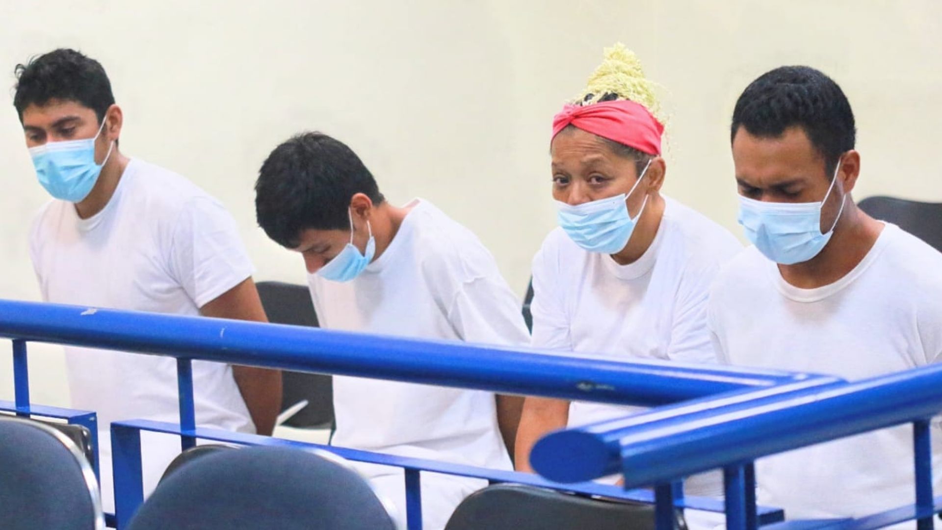 Los cinco supuestos pandilleros acusados de privar de libertad y luego asesinar a Edwin Ezequiel Ayala, conocido como el payaso Chirolito fueron enviados a prisión mientras continúan las investigaciones, así lo decidió el Juzgado de Instrucción B de San Salvador.