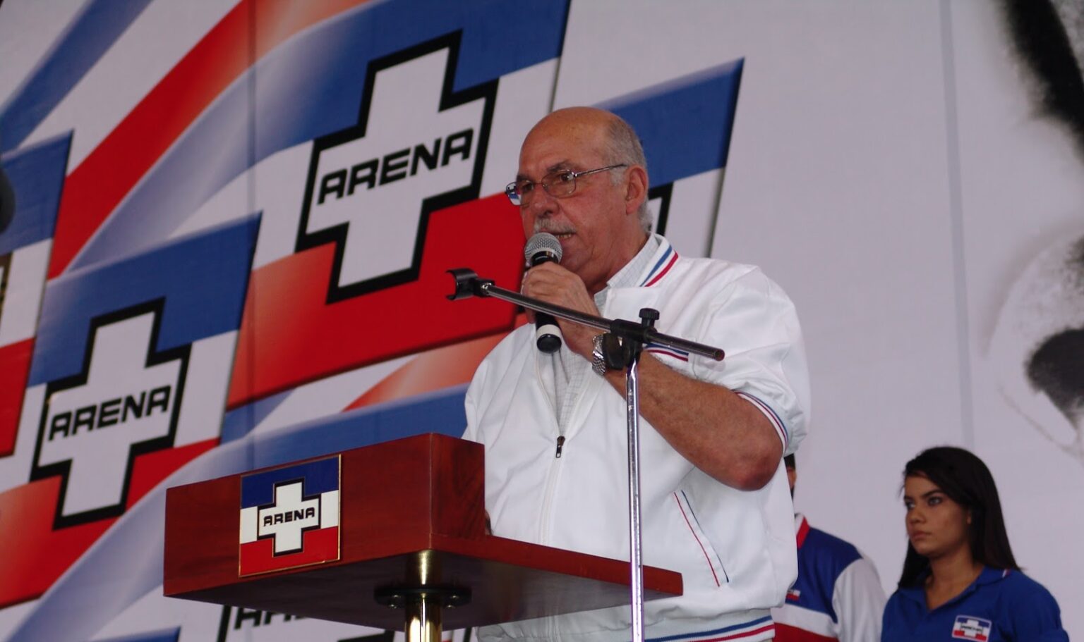 Ex presidente Alfredo Cristiani llega a la Asamblea Legislativa Ex