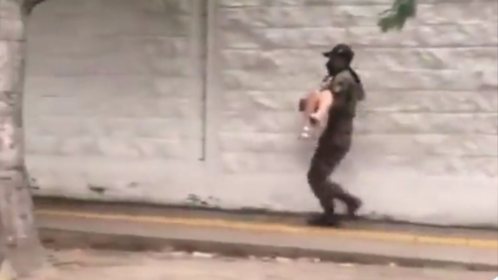 Soldado carga en sus brazos a joven que se desmayo en la calle, el video se viralizo
