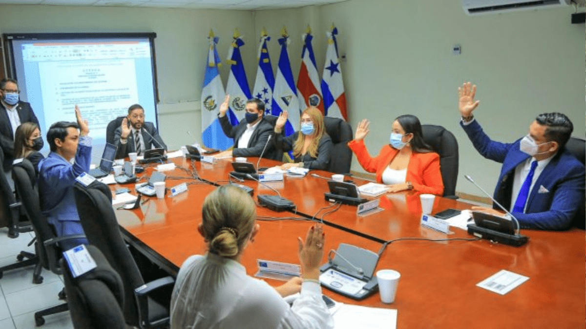 Comisión Sobresueldos de la Asamblea Legislativa prepara pruebas recopiladas para presentar aviso a FGR
