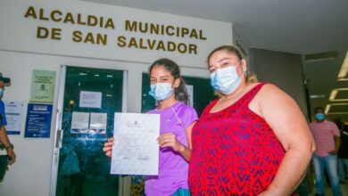 Alcaldía de San Salvador arranca con éxito la entrega gratuita de partidas de nacimiento para menores de edad