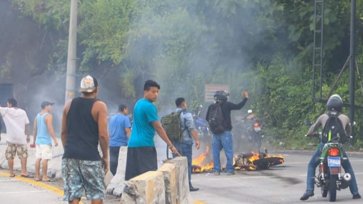 La excesiva velocidad en que se conducía provoco la muerte de motociclista que murió calcinado en carretera a La Libertad