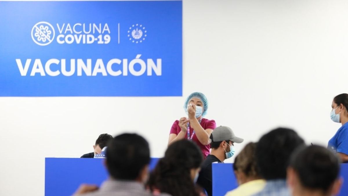 Segun la Our World In Data, El Salvador supera el 50 % de cobertura de vacunación contra la COVID-19