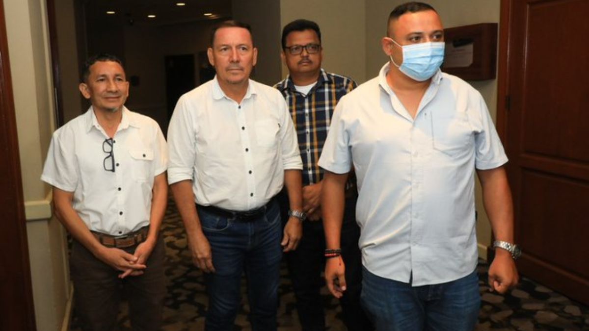 Cuatro alcaldes de Usulután renuncian al FMLN Cuatro alcaldes de