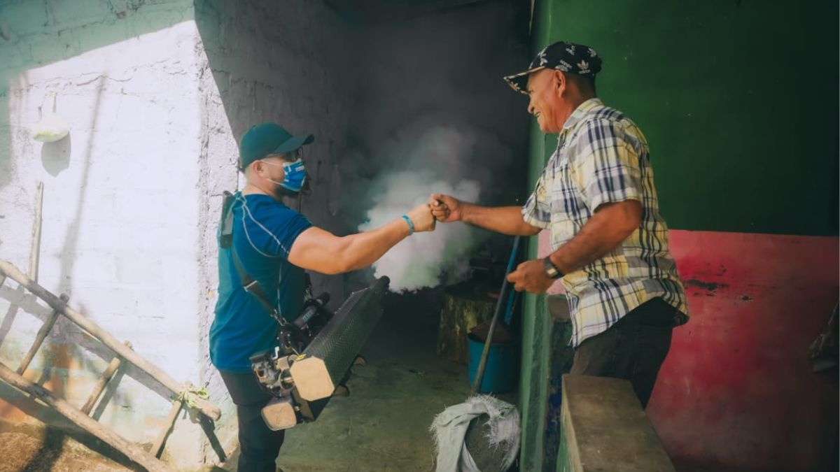 Diputado Herbert Rodas lidera jornada de fumigación